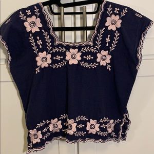 Short blouse with typical Mexican embroidery